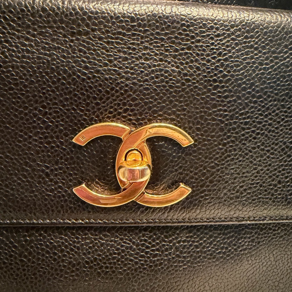 CHANEL Vintage Black Leather Shoulder Bag with CC Logo & CC Turn-Lock Closure - Picture 5 of 16